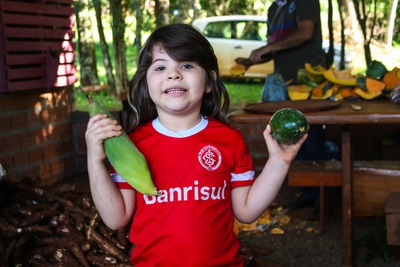 FamÃ­lia do MST doam 3 toneladas de alimentos e mil litros de leite na regiÃ£o central do PR